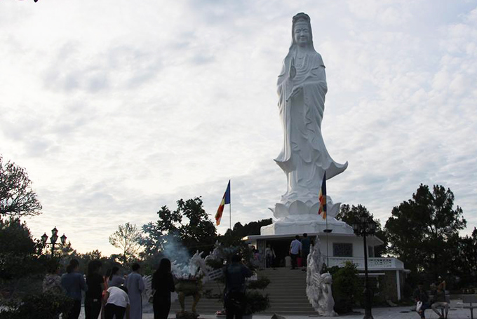 Phật Đứng Huế - Chốn Tâm Linh