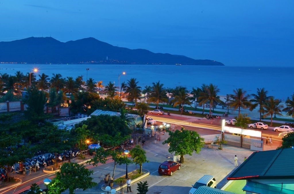 Bãi biển Mỹ Khê xinh đẹp về đêm