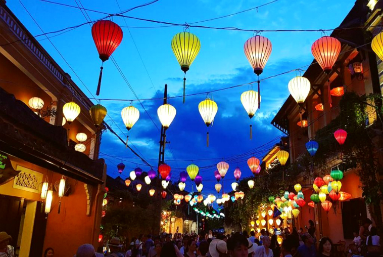 pho-den-long-hoi-an