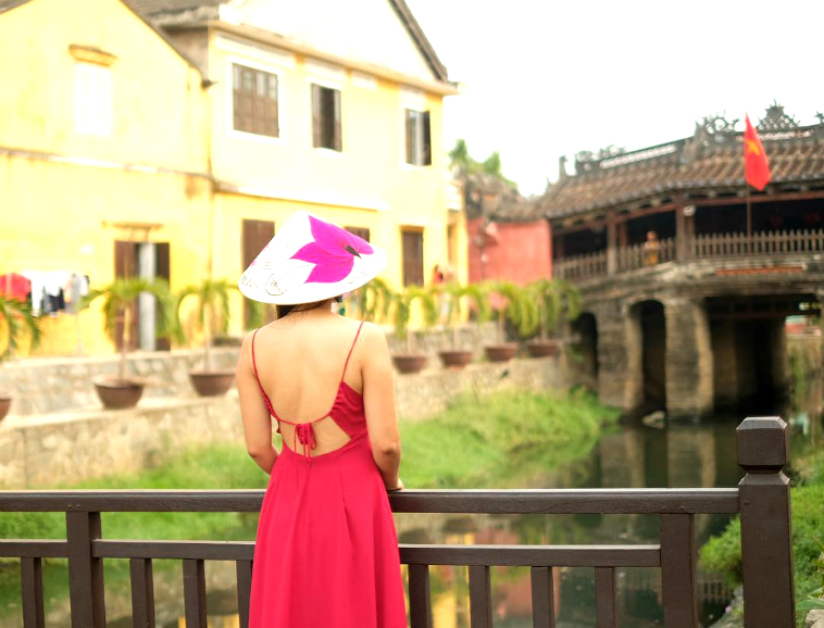 tao-dang-back-pose-bi-an-day-cuon-hut